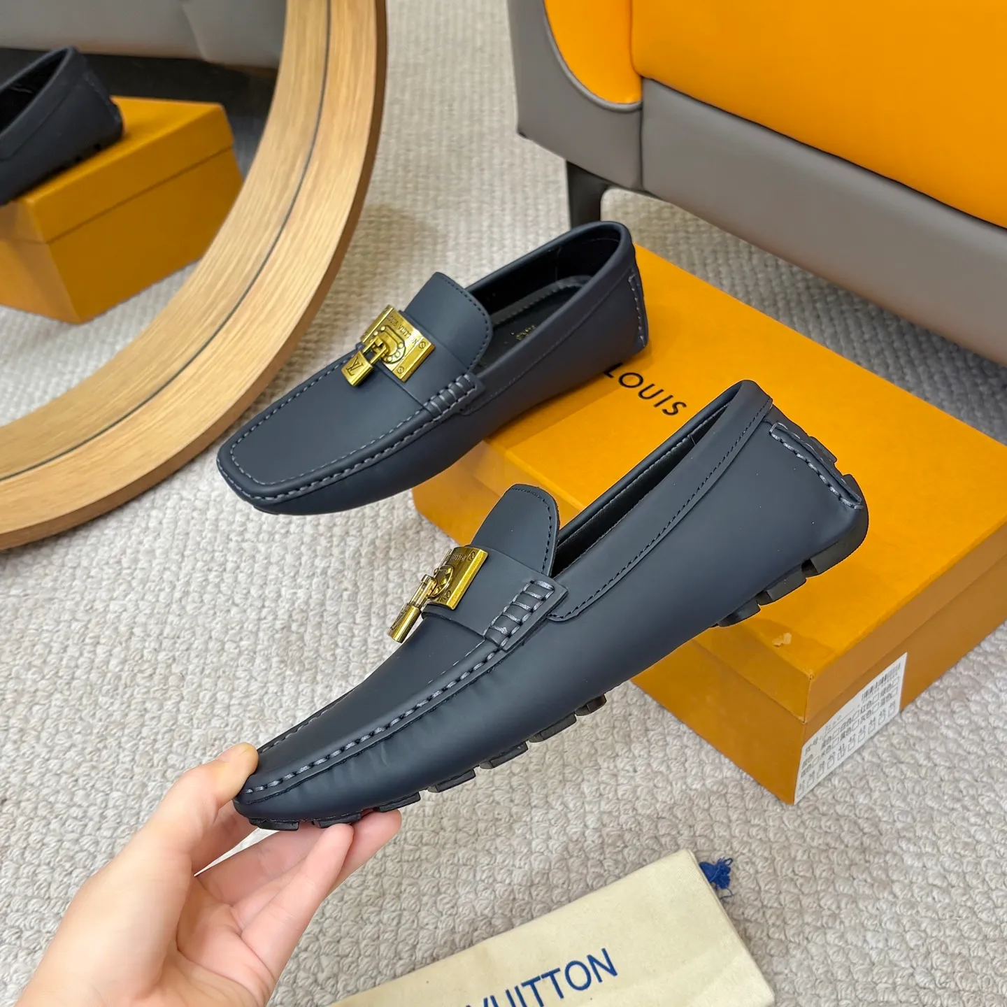 Men's men's shoes 💰420 (Yangli) LV 2⃣️0⃣️2⃣️5️⃣Spring and summer counter GLORIA series models ✈️Original factory special leather production, original last type. A classic driving slip-on casual shoe that shows an elegant style with exquisite craftsmanship details such as Monogram embossing all over the upper🌀Italian imported calfskin fabric Sheepskin foot pads➕Inside～Private mold replica sole Unique style Comfortable driving slip-on Size: 4-12 (38-46) Comes with [Counter packaging: original box, wrapping paper, card, instruction manual, shoehorn, cloth bag] No pressure to enter and leave the counter!